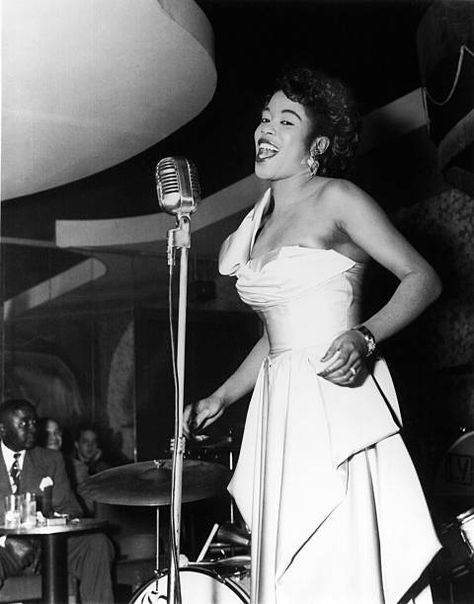 679 Sarah Vaughan Photos and Premium High Res Pictures - Getty Images Sarah Vaughan, Jazz Singer, Woman Singing, Vintage Black Glamour, Billie Holiday, Jazz Club, Miss America, Jazz Musicians, Jazz Blues