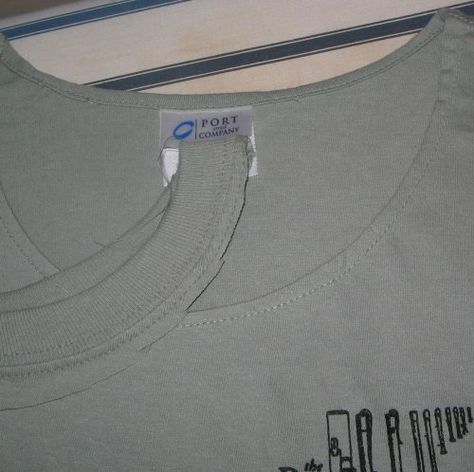 T-shirt neck Ribbing Removal.  Do you have a stash of guy t-shirts that you love but secretly wish they had a more feminine neckline? This is the easiest way to modify a t-shirt neckline.  And THE BEST EXPLANATION I've ever found. Yes I'm shouting!  http://fiber-fever.blogspot.com/2011/08/t-shirt-neck-ribbing-removal.html Diy Necklines, Modified Clothing, T Shirt Reconstruction, Shirt Alterations, Cut Hoodies, Altered T Shirts, Shirt Makeover, Great Aunt, Tshirt Refashion