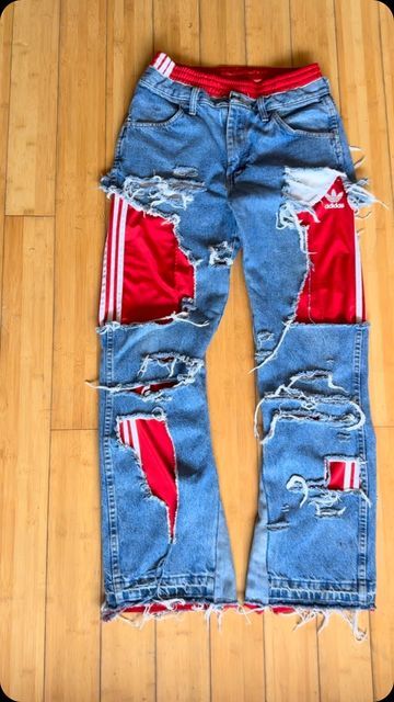 Diy Jean Designs Paint, Paint Jeans Ideas, Sewing Streetwear, Custom Clothes Aesthetic, Art On Jeans, Paint On Denim, Patchwork Jeans Outfit, Ripped Clothes, Jean Custom