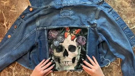 Upcycled Denim Jackets Ideas, Denim Jacket Craft Ideas, Jean Jacket Decorating Ideas, Denim Jacket Decorating Ideas, Custom Denim Jacket Ideas, Distressed Denim Jacket Diy, Diy Jacket Refashion, Denim Jacket Ideas, Distressed Clothing