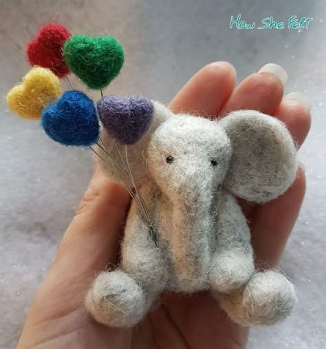 My little eleph Needle Felting Animals, Wool Felting Animals, Tovad Ull, Needle Felted Ornaments, Diy Tricot, Needle Felting Diy, Wool Felt Projects, Wool Needle Felting, Wool Animals