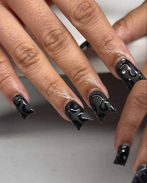 Creative Black Nails, Black Nail Acrylic Designs, Cute Short Black Acrylic Nails, Shorties Nails Black, Black Nails Medium Length, Green And Black Nails Acrylic, Bad And Boujee Nails Short, Mate Nails, Black Nails Short