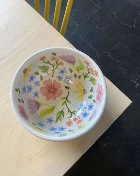 Pretty Bowls Ceramics, Bowl Painting Ideas Flowers, Fruit Bowls Pottery, Paint Me Mine Ideas, Pottery Painting Vintage, Cute Bowl Designs Painted, Cute Painted Ceramics, Flower Pottery Bowl, Colorful Pottery Painting