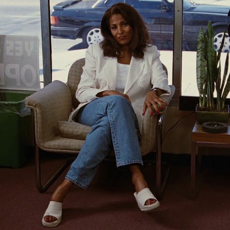 Jackie brown Black Cinema, Jackie Brown, Foxy Brown, 80s And 90s Fashion, Fashion Grunge, Brown Outfit, Movie Fashion, Fashion Tv, Brown Fashion