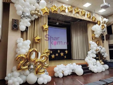 Aesthetic Stage Decorations, Balloons On Stage, Farewell Stage Decoration Ideas, Graduation Stage Decorations, Graduation Stage Decorations Schools, School Farewell Ideas, Ballon Diy, Farewell Decorations, Farewell Cake