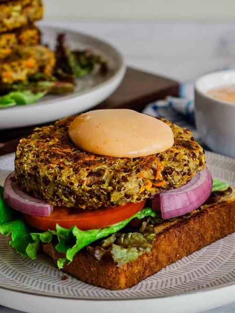 Easy Quinoa Burgers (No Beans) - Cook Eat Live Love Vegan Bean Burger Recipe, Crispy Quinoa Burgers, Chickpea Quinoa Burger, Quinoa Bean Burger, Quinoa Burgers Vegan, Quinoa Veggie Burger, Quinoa Burger, On A Bun, Easy Quinoa