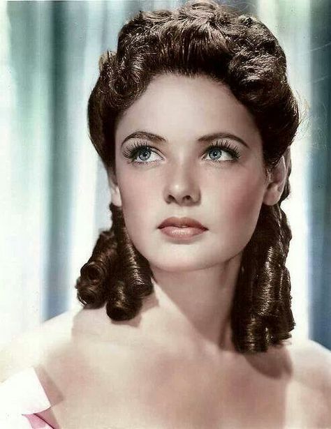 Gene Tierney-She was incredibly beautiful.  My favorite movie of hers is "Heaven Can Wait." Klasik Hollywood, Photo Glamour, Gene Tierney, Classic Movie Stars, Classic Actresses, Hollywood Icons, Actrices Hollywood, Hollywood Glam, Time Machine