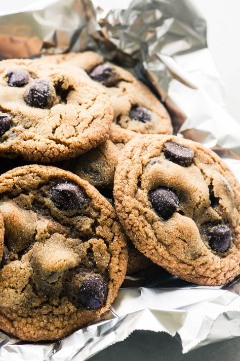 Chewy Chocolate Chip Ginger Cookies ~ #cookies #chocolatechip #dessert #holiday #christmas #molasses #recipe #easy Ginger Cookie Recipes, Island Recipes, Chocolate Chip Shortbread Cookies, New Year's Desserts, Caramel Pretzels, Toffee Cookies, Unique Cookies, Molasses Cookies, Chewy Chocolate Chip