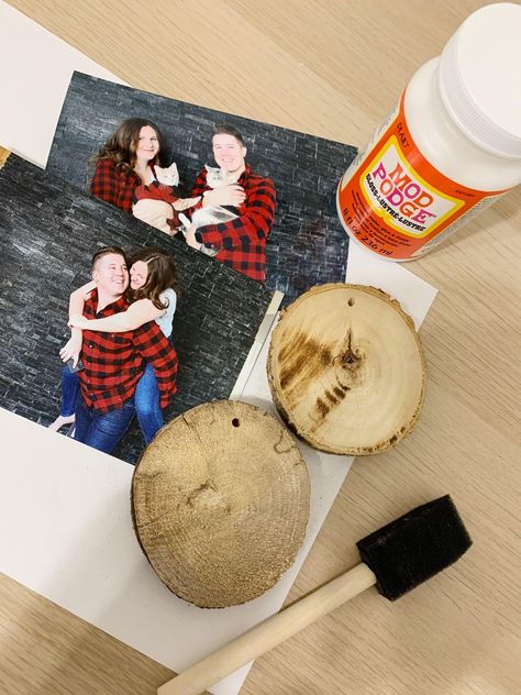 Wood Slice Picture Ornament Pictures Onto Wood, Christmas Ornament Homemade, Diy Photo Ornaments, Picture Christmas Ornaments, Ornaments Diy Kids, Wood Cookies, Picture Ornaments, Wood Slice Crafts, Kids Christmas Ornaments