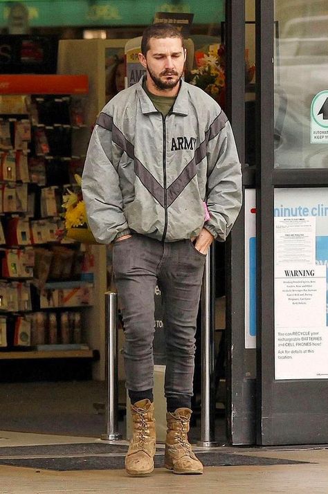 Shia Labeouf Outfits, Shia Labeouf Style, Men's Street Style Photography, Shia Labeouf, Black Windbreaker, Mens Fashion Inspiration, Thrift Fashion, Mens Street Style, Military Fashion