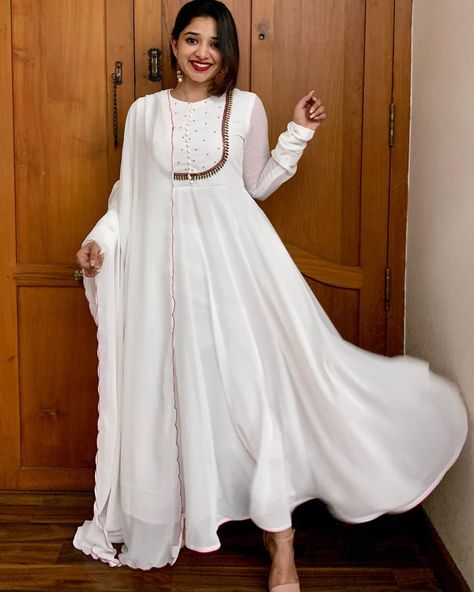 Onam Salwar Designs, White Salwar Suit Classy, White Anarkali Suits Classy, Onam Salwar, Onam Dress Ideas, Aline Kurti Design, White Indian Outfit, Onam Outfits Ideas, White Anarkali Suits