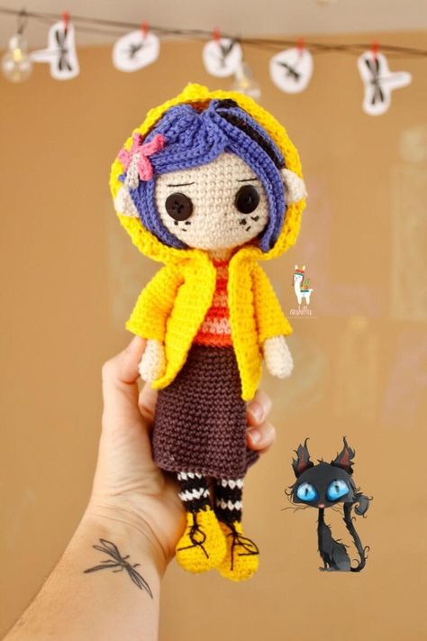 You Can Crochet Your Own Coraline Doll and It Is Creepy Cool Coraline Amigurumi, Anime Amigurumi, Amigurumi Anime, Anime Crochet, Coraline Doll, Diy Crochet Patterns, Coraline Jones, Confection Au Crochet, Crochet Disney