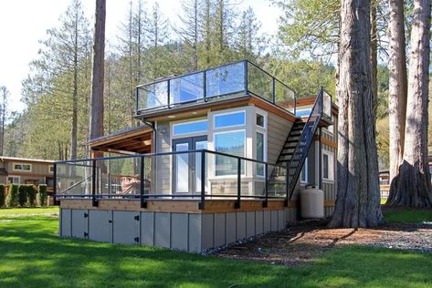 12 Astonishing Tiny House Roof Deck Ideas to Boost Comfort and Space in Your Small Living Style – JimenezPhoto West Coast Homes, Tiny House Furniture, Tiny House Company, Tiny House Blog, Park Model Homes, Tiny House Builders, Cottage Exterior, Cottage Life, Casa Container