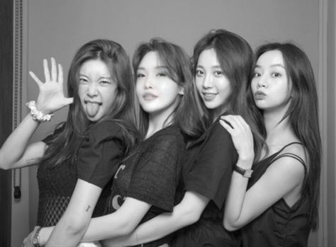 Group Photo Poses, Group Picture Poses, Sisters Photoshoot Poses, Bff Poses, Friendship Photoshoot, Group Photography Poses, Friend Pictures Poses, Best Friend Poses, 사진 촬영 포즈