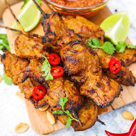 This vegan chicken satay is a delicious and healthy dish that will deliver a restaurant quality meal! Pork Satay, Pizza Vegana, Chicken Honey, Thai Spices, Fruit Kebabs, Peanut Sauce Recipe, Healthy Restaurant, Chicken Satay, Nyt Cooking