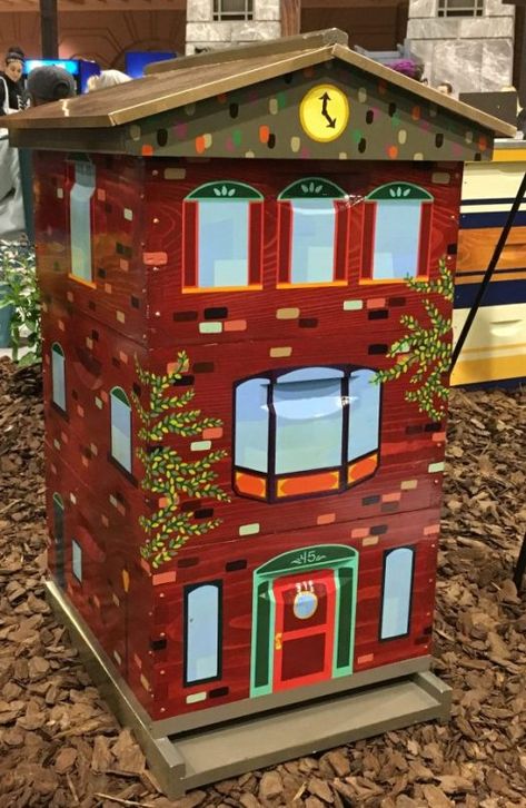 Apiary Design, Painted Bee Hives, Bee Hives Boxes, Beehive Art, Beehive Design, Backyard Bee, Bee Houses, Backyard Beekeeping, Bee Boxes