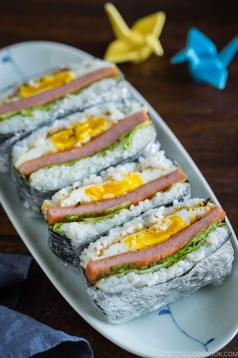 Spam Onigirazu, Easy Bento Box Ideas, Bento Easy, Bento Box Ideas, Easy Bento, Sweet Sushi, Bento Box Lunch For Kids, Bento Box Recipes, Plane Food