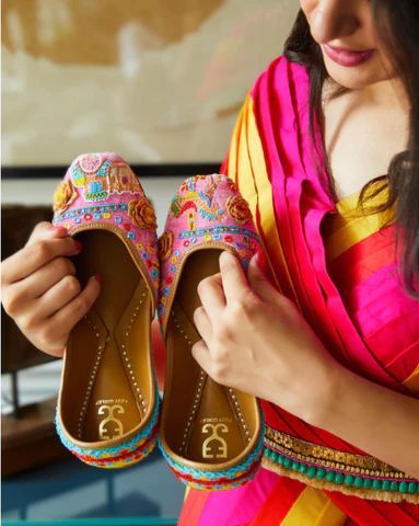 Navratri is just around the corner and I have a list of 9 gorgeous juttis for you. From traditional to contemporary, these shoes will make your dandiya experience a memorable one. Fizzy Goblet, Garba Navratri, Navratri Dress, What A Beautiful Day, Dancing In The Dark, Embroidery Shoes, White Bride, Blue Curacao, Desi Style