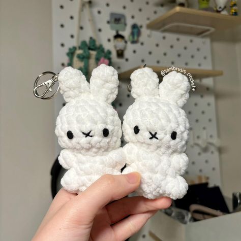 This amigurumi bunny keychain is 100% handmade! It is perfect as a gift for yourself or others! DISCLAIMER: this plushie contains small parts which may be a choking hazard. This plushie is made for decorations/collectable toys only. PLEASE NOTE: Each keychain is handmade and therefore will look slightly different to the others. The keychain may not look exactly the same as the picture (but will be very similar) :) Pattern credit: @knotmichelle on Instagram ✰・✱✰・✱✰・✱✰・✱✰・✱✰・✱✰・✱ This product is p Easy Mini Crochet Animals, Cute Small Crochet Plushies, Cute Amigurumi Keychain, Crochet Rabbit Keychain, Bunny Crochet Keychain, Crochet Small Plushies, Key Chains Crochet, White Crochet Ideas, Small Crochet Plushies