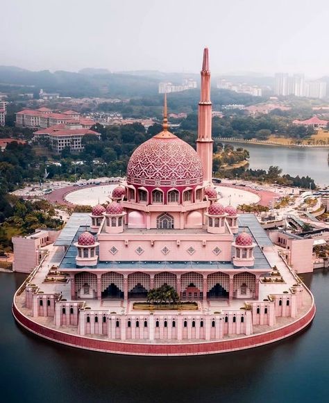 Muslim Culture on Twitter: "Putra Mosque, Malaysia https://t.co/xOJPTXgh4r" / Twitter Pink Mosque, Muslim Culture, Mosque Art, Mosque Architecture, Putrajaya, Beautiful Mosques, Grand Mosque, Ancient Architecture, Place Of Worship