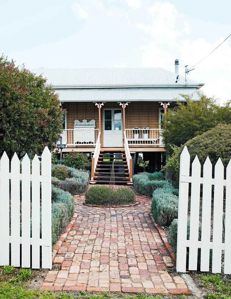 Care for small details defines this restored country cottage, where every piece has its own magical tale to tell. Designer Cathy Penton has found just the right shade of white for her restored country cottage at Meringandan on Queensland's Darling Downs. Her brief was a warm white — not a white with a grey tone or one that was too stark. Vintage Interior Decor, Queenslander House, Cottage Interior, Vintage Interior, Beach Hut, Small Details, Shades Of White, Garden Paths, Country Cottage