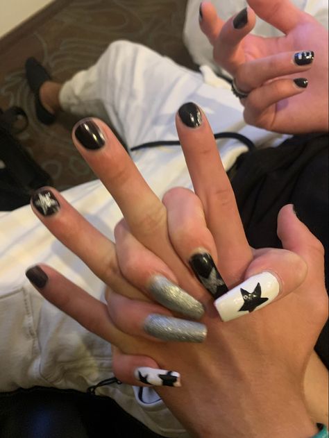 Nails For Couples, God Is Great Quotes, Matching Nail Ideas, Duo Nails, Techno Nails, Bf Nails, Boyfriend And Girlfriend Nails, Matching Nails With Boyfriend, Guy Nails