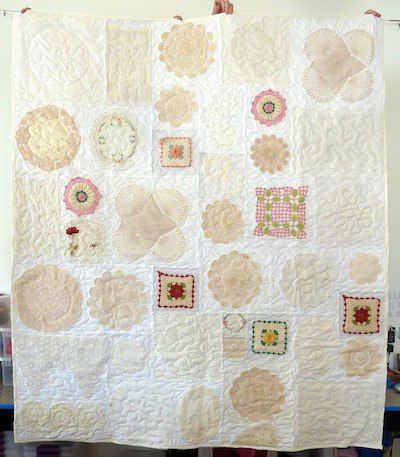 quilt made from doilies Potholder Quilt, Doily Quilts, Handkerchiefs Crafts, Doilies Diy, Vintage Handkerchiefs Crafts, Lace Clothes, Handkerchief Crafts, Doily Art, Doilies Crafts