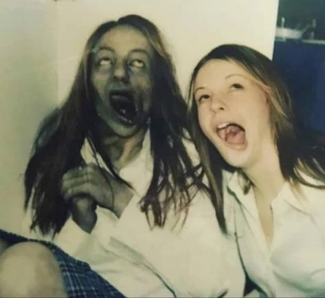 Behind the scenes on the set of The Ring (2002) The Ring 2002, Amber Tamblyn, Creepy Core, Scary Movies, Just Girly Things, The Ring, Horror Films, Horror Art, Art Reference Photos