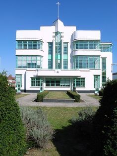 Art Deco :The Hoover Building (1931-1935) by Wallis Gilbert and Partners, Western Avenue, London. Brocké Wallace Hoover Building, Art Deco Exterior, Art Deco Houses, Arte Art Deco, Art Deco Homes, Streamline Moderne, Walter Gropius, Art Deco Buildings, Chrysler Building