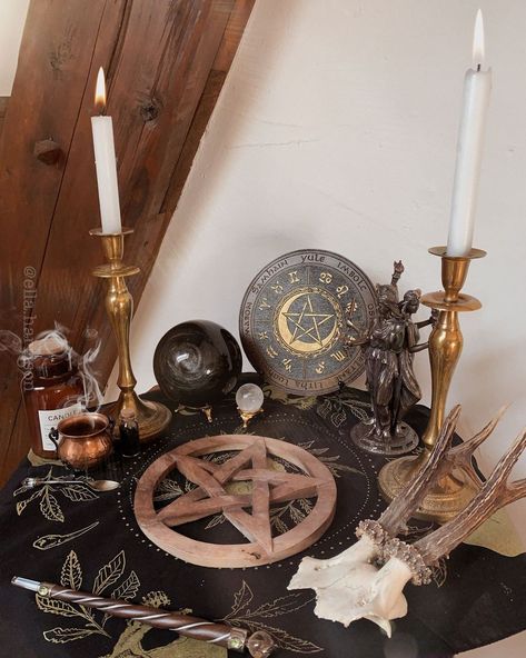 Spiritual Altar Ideas, Goddess Witch, Wiccan Sabbats, Lunar Witch, Witchcraft Altar, Witches Altar, Wiccan Altar, Eclectic Witch, Pagan Altar