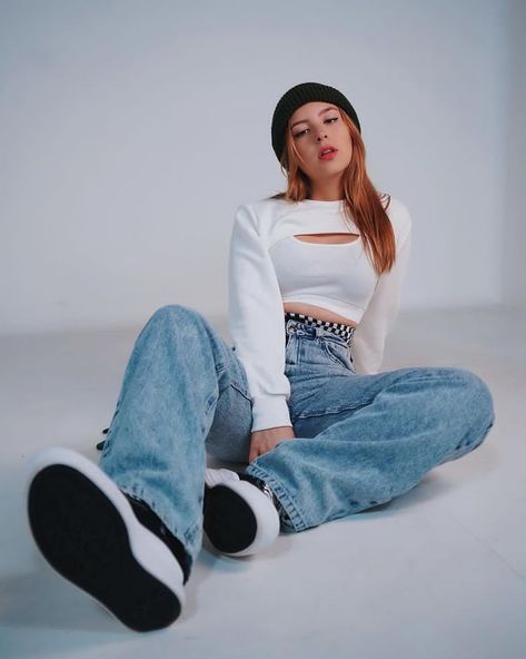 Streetwear Poses Women, Streetwear Photoshoot Women, Hip Hop Poses, Hiphop Style Outfits, Alternative Poses, Pants Poses, Street Dance Photography, Hiphop Photoshoot, Streetwear Poses