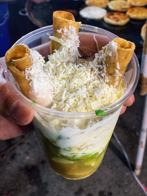 Tacos dorados en vaso y su curioso origen Tacos Dorados, Mexican Snacks, Latin Food, Mexican Food Recipes Authentic, Mexican Dishes, Food Cravings, Food Truck, Street Food, Mexican Food Recipes