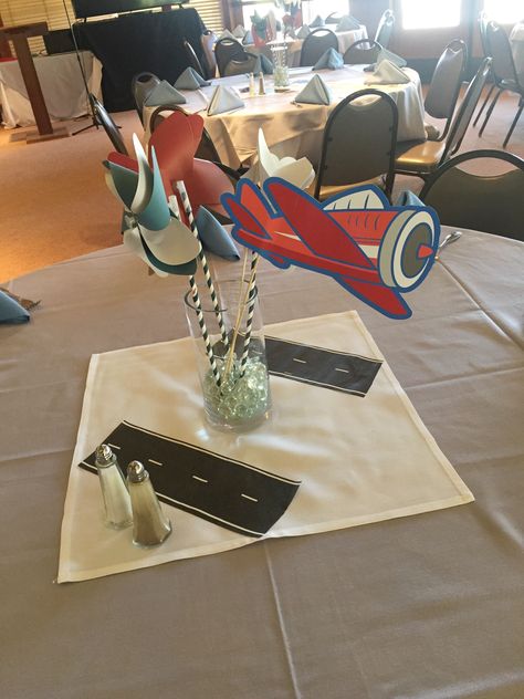 Airplane Theme Table Centerpiece, Pilot Centerpieces, Plane Centerpiece Party Ideas, Vintage Airplane Centerpiece Ideas, Airplane Birthday Table Decor, Ballon Arrangements, Dessert Table Birthday Party, Airplane Balloon, Airplane Birthday Decorations