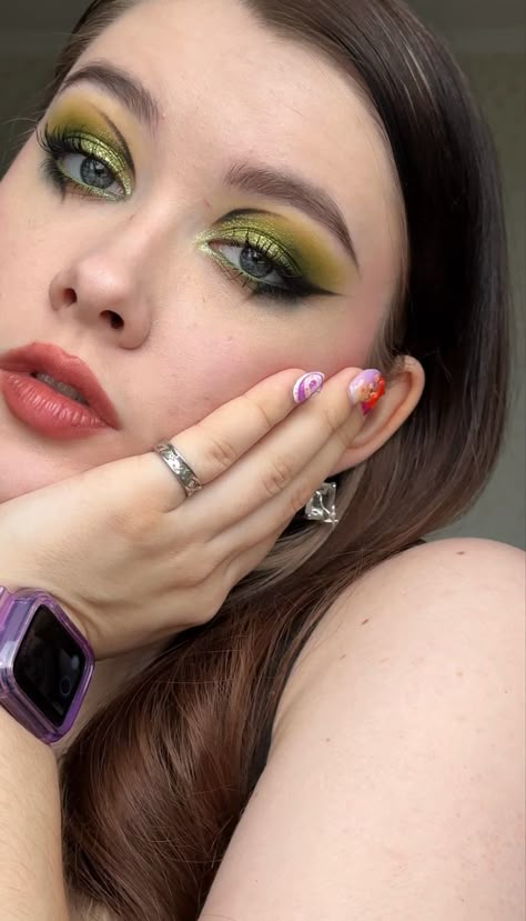 Earth Tones Makeup, Green And Pink Makeup Looks, Pink Green Makeup, Pink And Green Eye Makeup, Green Eye Makeup Looks, Pink And Green Makeup, Odens Eye, Bug Makeup, Palette Green