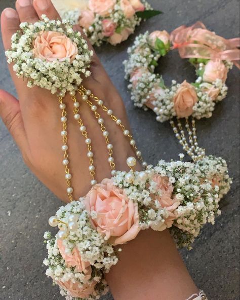 Hand Gajra For Bride, Holud Bride, Wedding Mala Rose, Nikkah Brides, Flower Jewelry Diy, Flower Jewellery For Haldi, Haldi Decoration, Fresh Flower Jewelry, Floral Hair Piece