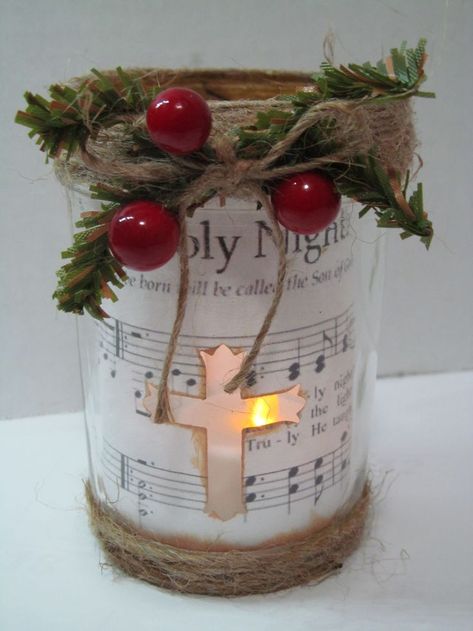 An old page from a hymnal punched with a cross     placed inside a jelly jar. It's adorned with twine, greenery and berries Simple and elegant when placed on the dinner table at each place setting. Christmas Candle Jars Diy, Jelly Jar Crafts, Painted Candle Jars, Jam Jar Crafts, Decorating Candle Jars, Diys Art, Christmas Candle Crafts, Christmas Candle Jars, Candle Theme