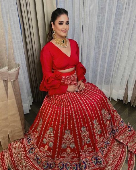 Lehenga With Plain Blouse, Shadi Lehenga, Lehenga Blouses, Red Wedding Lehenga, Diwali Outfit, Diwali Outfits, Lehenga Choli Wedding, Lehenga Designs Simple, Lehenga Blouse Designs