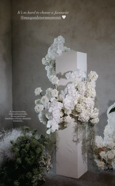 Concrete Wedding Decor, Concrete Wedding, Standing Flower, Kelly Hoppen, Wedding Backdrop Design, Ceremony Design, Flower Installation, Wedding Ceremony Flowers, בר מצווה