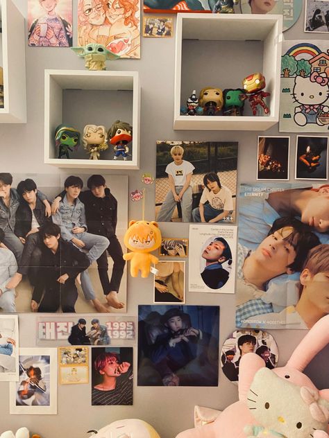 kpop room inspo Poster Wall Kpop, Kpop Poster Wall Ideas, Poster Wall Room, Poster Wall Ideas, Kpop Room Ideas, K Pop Poster, Kpop Room, Pop Posters, Ideas Room