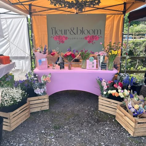 🌸 FLOWER STALL 🌸 We’re back at the Royal Mint this Saturday 25th 10-3 pm with our flower stall at @urbanmarketsandevents ! We will have grab and go £10 and £20 bunches as well as the option to create your own bouquet 😍 If you would like to pre order any bunches ahead of Saturday drop me a message and I will get these set aside for you 💌🌸 Flower Vendor Booth, Briar Moss, Flower Booth, Market Bouquets, Flower Stall, Vendor Booth, Flower Business, Royal Mint, Market Stall