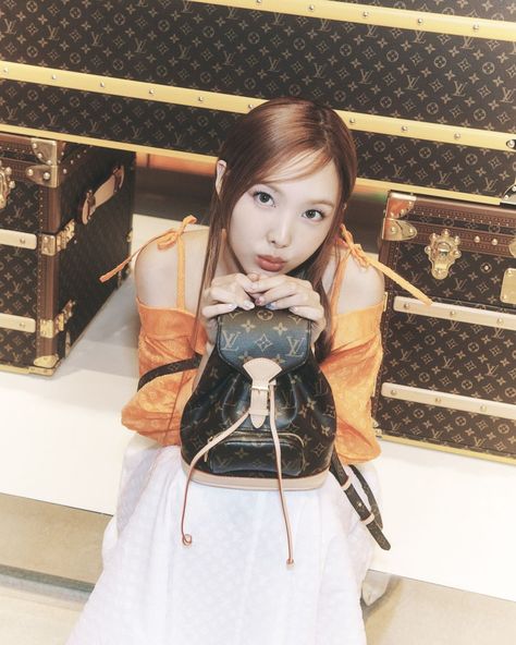 @nayeonyny "#.광고 @.louisvuitton #.LVByThePool #.LVMontsouris🧡"  #TWICE #NAYEON Nayeon Louis Vuitton, Nayeon Twice, Im Nayeon, Korean Hairstyle, Korean Makeup, Style Icon, The Pool, Celebrity Photos, Instagram Update