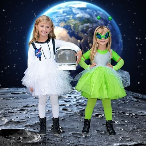 Outerspace Costume Ideas, Space Day At School Dress Up, Girls Alien Costume Diy, Alien Costume Kids Diy, Space Theme Dress Up, Diy Space Outfit, Outer Space Family Costume, Space Dress Up, Astronaut And Alien Costume Family