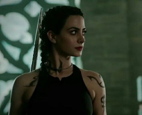 Izzy - Shadowhunters Season 2 Isabella Lightwood, Izzy Lightwood, Shadowhunters Tv Show, Isabelle Lightwood, Shadowhunter Chronicles, The Infernal Devices, Cassandra Clare, Shadow Hunters, Bucky Barnes