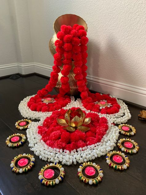 Diwali rangoli with artifical flowers, candles and bangles Floating Candle Bowl Centerpieces, Floating Candles Bowl, Diy Floral Decor, Free Hand Rangoli Design, Diwali Rangoli, Free Hand Rangoli, Flower Decorations Diy, Flower Rangoli, Simple Rangoli