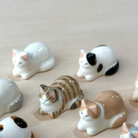 Hanging Pottery Ideas, Clay Crafts Cat, Cat Ceramics Ideas, Ceramic Cats, Mini Ceramic Sculptures, Small Things, Tiny Sculptures, Ceramics Diy, Cat Ceramic