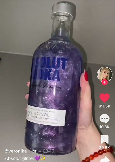 Vodka Com Glitter, 18th Birthday Drinks Alcohol Party Ideas, 18th Birthday Drinks, Body Shots Party, Glitter Vodka Bottle, Glitter Drinks Alcohol, Glitter Vodka, Glitter Alcohol, Birthday Party Drinks