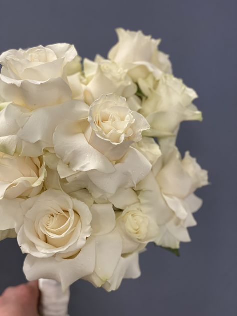 Reflexed Roses, Chelsea 2023, Classic Wedding Flowers, Modern Wedding Bouquets, Modern Bouquet, White Rose Bouquet, Bridal Bouquet Flowers, White Wedding Bouquets, 80s Aesthetic