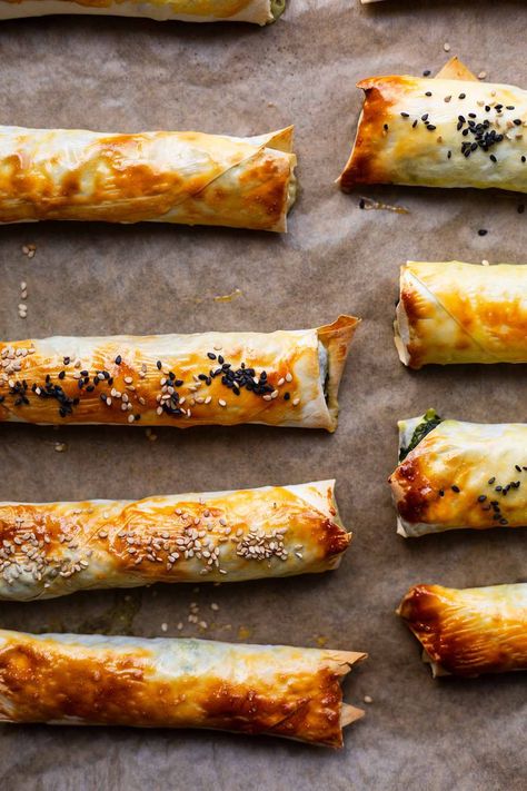 Knusprige Börek mit Spinat und Feta! Für dieses schnelle türkische Rezept aus dem Ofen braucht ihr nur ne Handvoll Zutaten und 15 Minuten Zeit. Sigara Börek selber machen war noch nie so einfach – und lecker! Mit diesem Rezept habt ihr immer ein einfach, leckeres & Meal Prep geeignetes Snack-Rezept für das nächste Picknick, Brunch oder Buffet am Start. Diese vegetarische Fingerfood müsst ihr probieren.  Kochkarussell - dein Foodblog für schnelle und einfache Feierabendküche. Summer Brunch, Party Dishes, Party Finger Foods, Vegetarian Snacks, Party Buffet, Food Journal, Savoury Dishes, Party Snacks, Soul Food