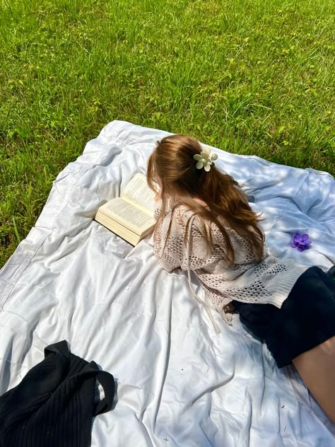 Girl reading while on a picnic Reading Books Outside Aesthetic, Picnic Reading Aesthetic, Girls Date Aesthetic, Reading Picnic Aesthetic, Book Picnic Aesthetic, Girl Activities Aesthetic, Women Reading Aesthetic, Picnic Girl Aesthetic, Girls Picnic Aesthetic