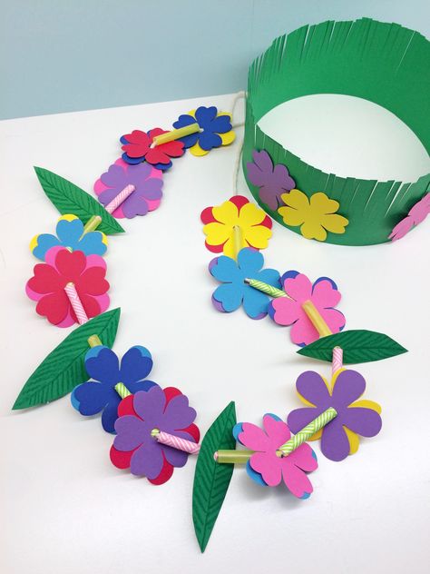 Craft for Kids: Hawaiian Lei & Grass Crown Grass Crown, Luau Crafts, Tropisk Fest, Hawaii Crafts, Moana Crafts, Hawaiian Crafts, Moana Themed Party, Hawaiian Lei, Fiesta Tropical